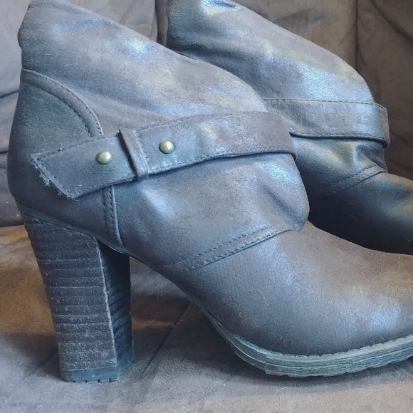 Crown Vintage Ankle Boots Faux Suede